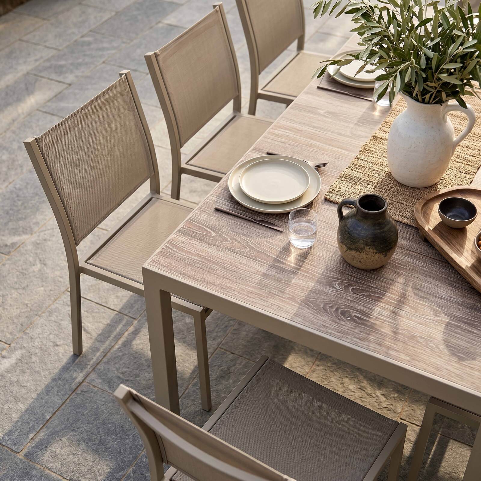 Gartentisch aus Aluminium und Keramik mit Holzoptik, 206x100 cm, und 10 Stühle aus Textilen