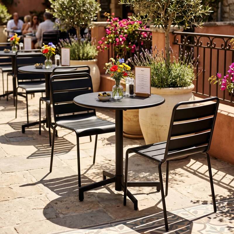 Gartentisch im Bistro-Stil, rund , neigbar, aus Metall mit Einbaufuß, Ø70 cm, und 2 Stühle (6/10)