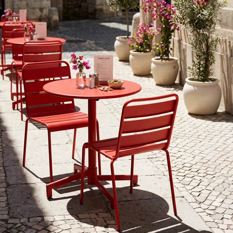 Gartentisch im Bistro-Stil, rund , neigbar, aus Metall mit Einbaufuß, Ø70 cm, und 2 Stühle (6/10)