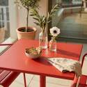 Gartentisch im Bistro-Stil, quadratisch, neigbar, aus Metall mit Einbaufuß, 70x70 cm, und 2 Stühle mit Armlehnen