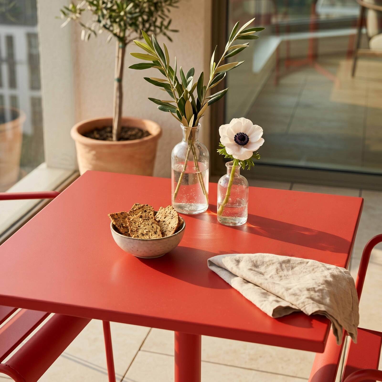 Gartentisch im Bistro-Stil, quadratisch, neigbar, aus Metall mit Einbaufuß, 70x70 cm, und 2 Stühle mit Armlehnen