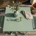 Gartentisch im Bistro-Stil, quadratisch, neigbar, aus Metall mit Einbaufuß, 70x70 cm, und 2 Stühle mit Armlehnen