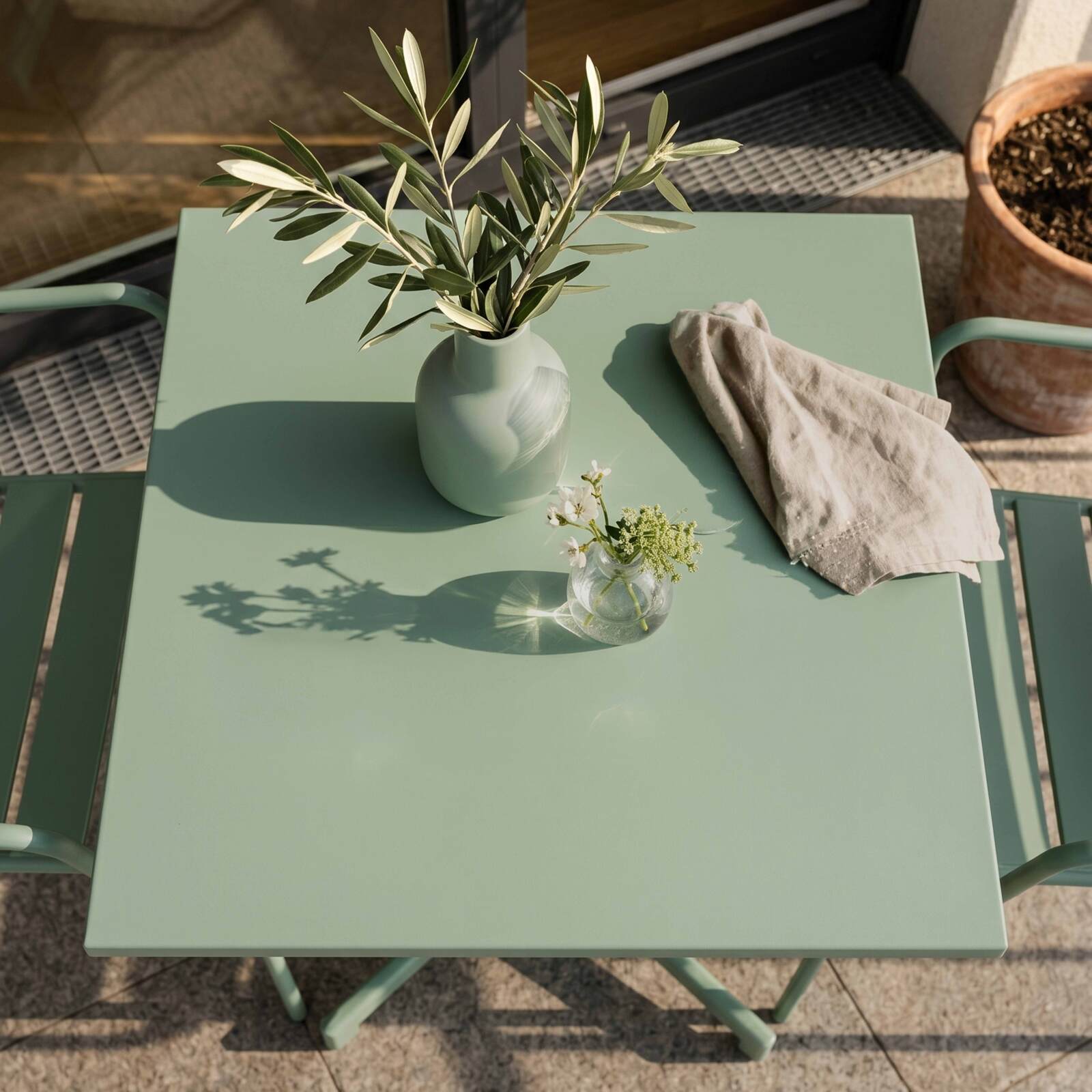 Gartentisch im Bistro-Stil, quadratisch, neigbar, aus Metall mit Einbaufuß, 70x70 cm, und 2 Stühle mit Armlehnen