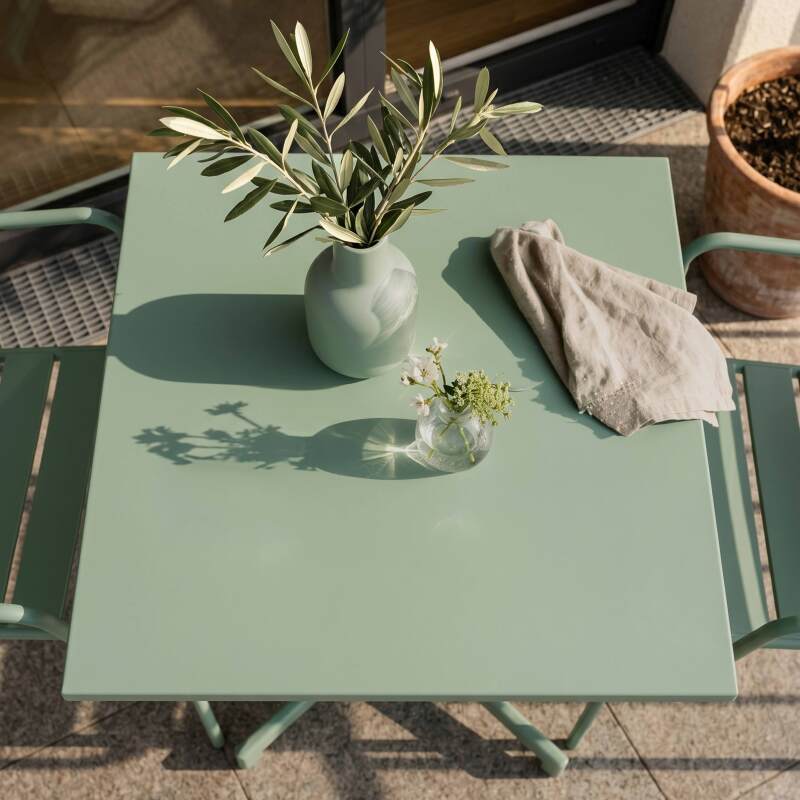 Gartentisch im Bistro-Stil, quadratisch, neigbar, aus Metall mit Einbaufuß, 70x70 cm, und 2 Stühle mit Armlehnen (2/7)