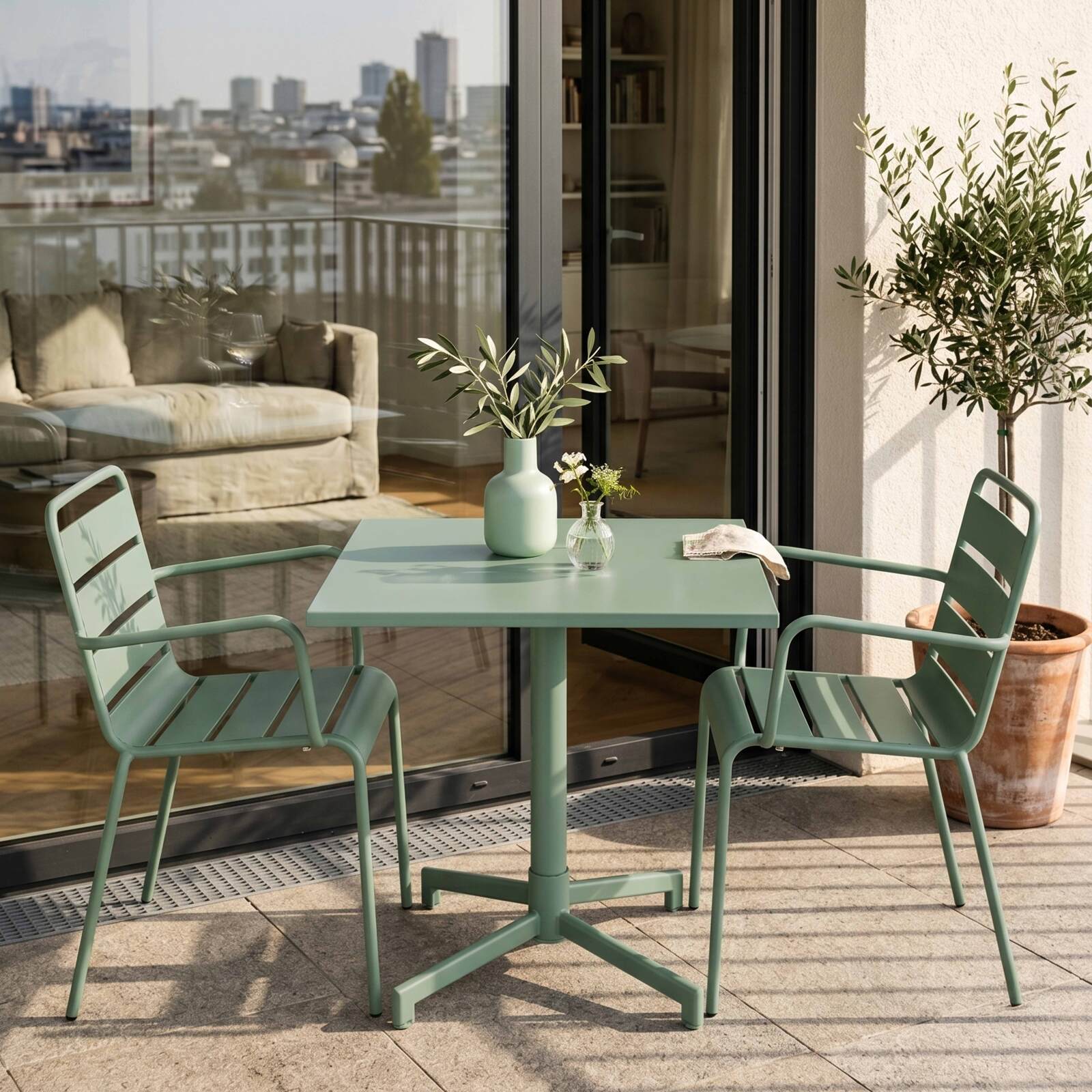Gartentisch im Bistro-Stil, quadratisch, neigbar, aus Metall mit Einbaufuß, 70x70 cm, und 2 Stühle mit Armlehnen