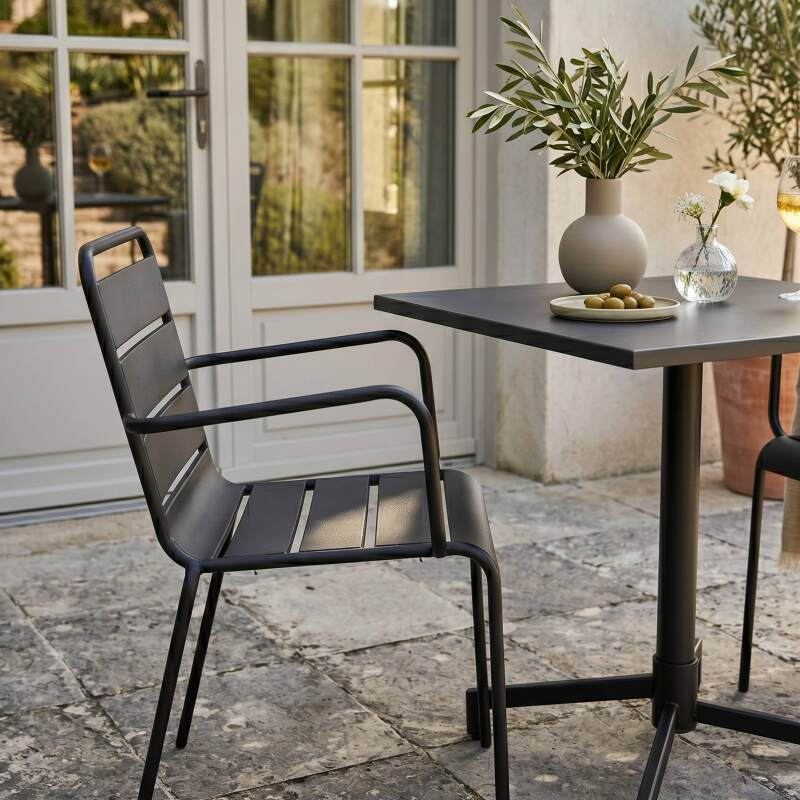 Gartentisch im Bistro-Stil, quadratisch, neigbar, aus Metall mit Einbaufuß, 70x70 cm, und 2 Stühle mit Armlehnen (2/7)