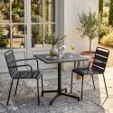Gartentisch im Bistro-Stil, quadratisch, neigbar, aus Metall mit Einbaufuß, 70x70 cm, und 2 Stühle mit Armlehnen