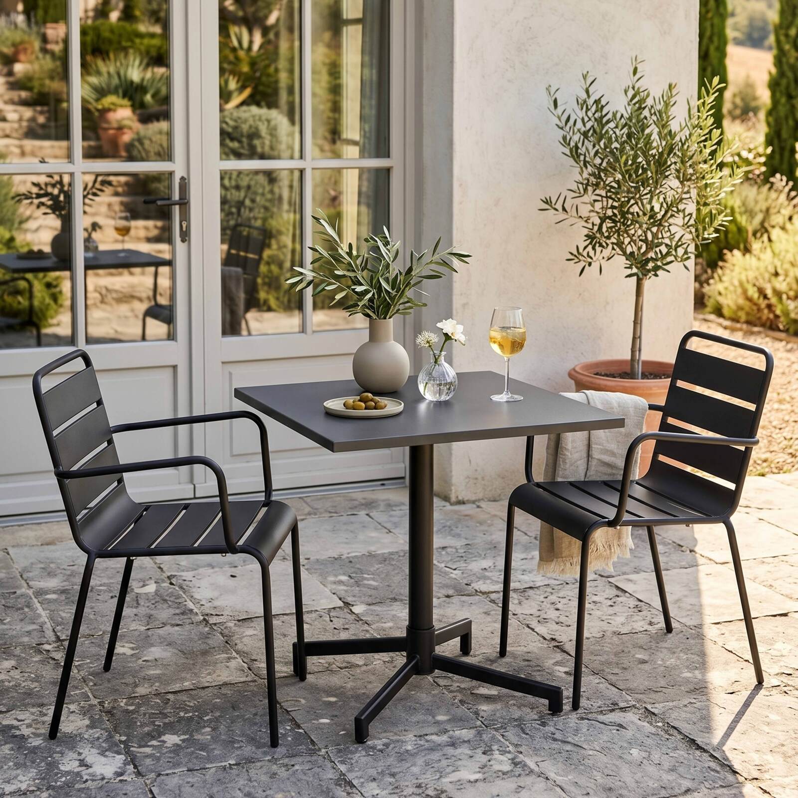 Gartentisch im Bistro-Stil, quadratisch, neigbar, aus Metall mit Einbaufuß, 70x70 cm, und 2 Stühle mit Armlehnen