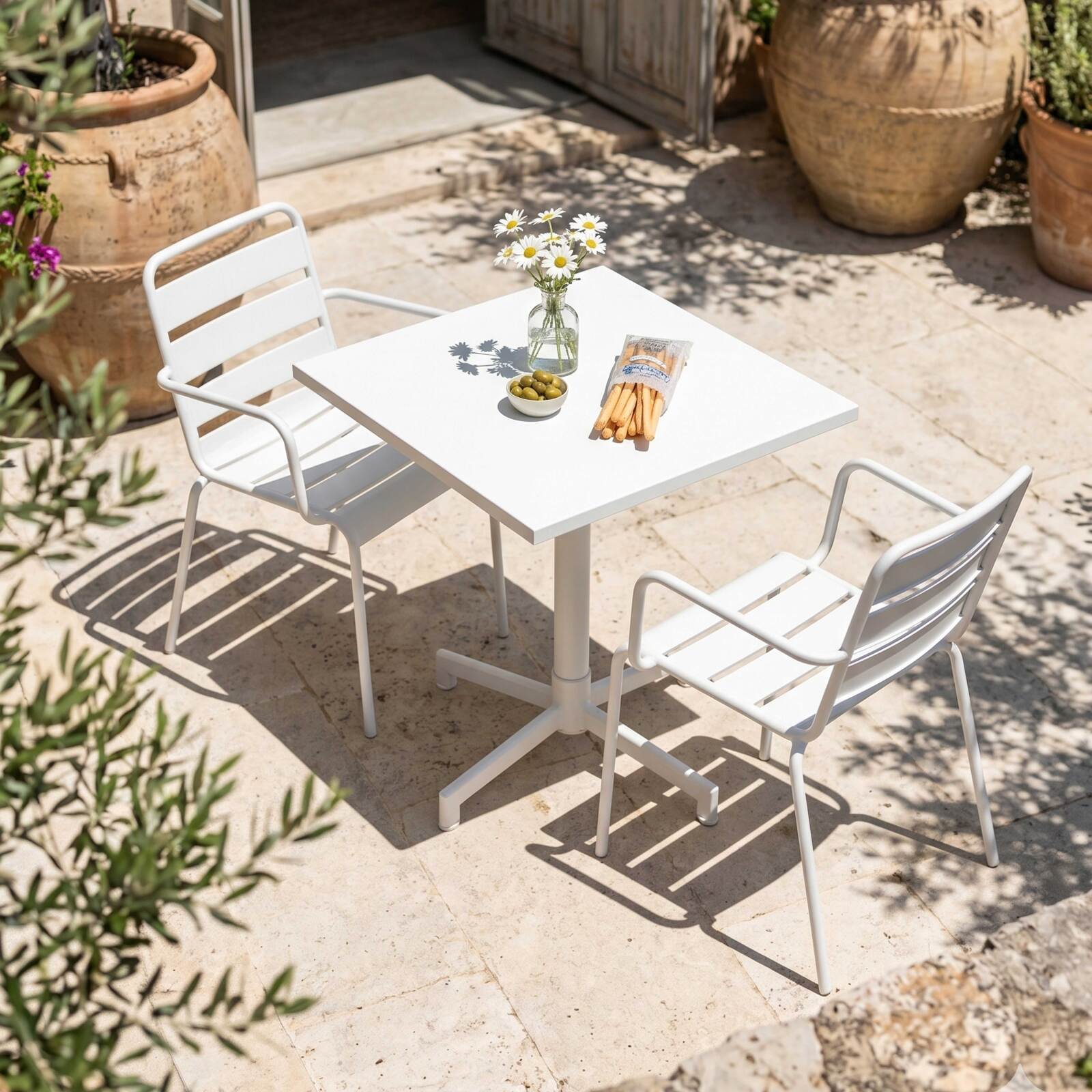 Gartentisch im Bistro-Stil, quadratisch, neigbar, aus Metall mit Einbaufuß, 70x70 cm, und 2 Stühle mit Armlehnen