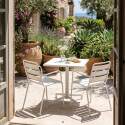 Gartentisch im Bistro-Stil, quadratisch, neigbar, aus Metall mit Einbaufuß, 70x70 cm, und 2 Stühle mit Armlehnen