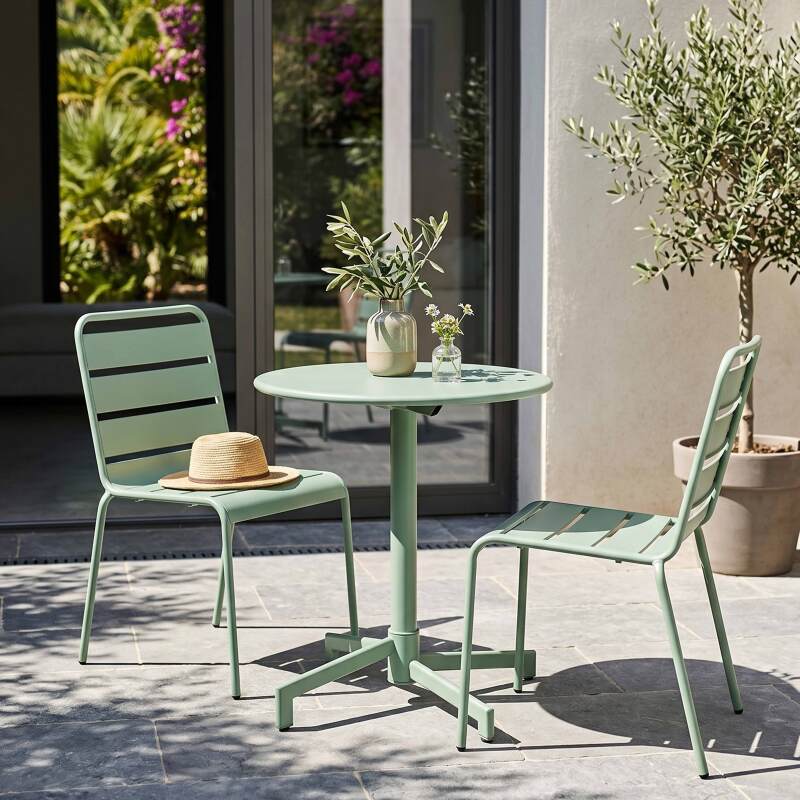 Gartentisch im Bistro-Stil, rund , neigbar, aus Metall mit Einbaufuß, Ø70 cm, und 2 Stühle
