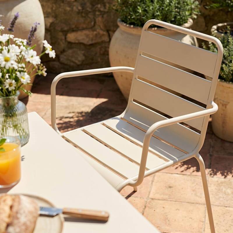 Gartentisch im Bistro-Stil, quadratisch, neigbar, aus Metall mit Einbaufuß, 70x70 cm, und 2 Stühle mit Armlehnen (2/7)
