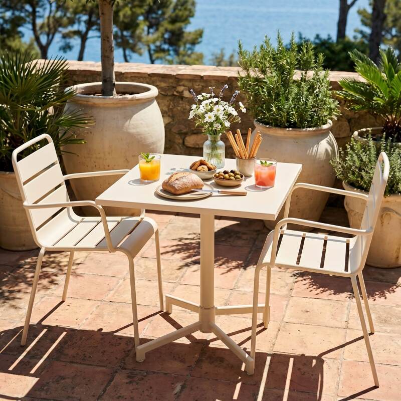 Gartentisch im Bistro-Stil, quadratisch, neigbar, aus Metall mit Einbaufuß, 70x70 cm, und 2 Stühle mit Armlehnen