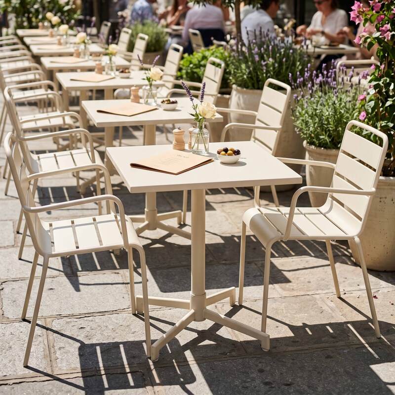 Gartentisch im Bistro-Stil, quadratisch, neigbar, aus Metall mit Einbaufuß, 70x70 cm, und 2 Stühle mit Armlehnen (6/7)