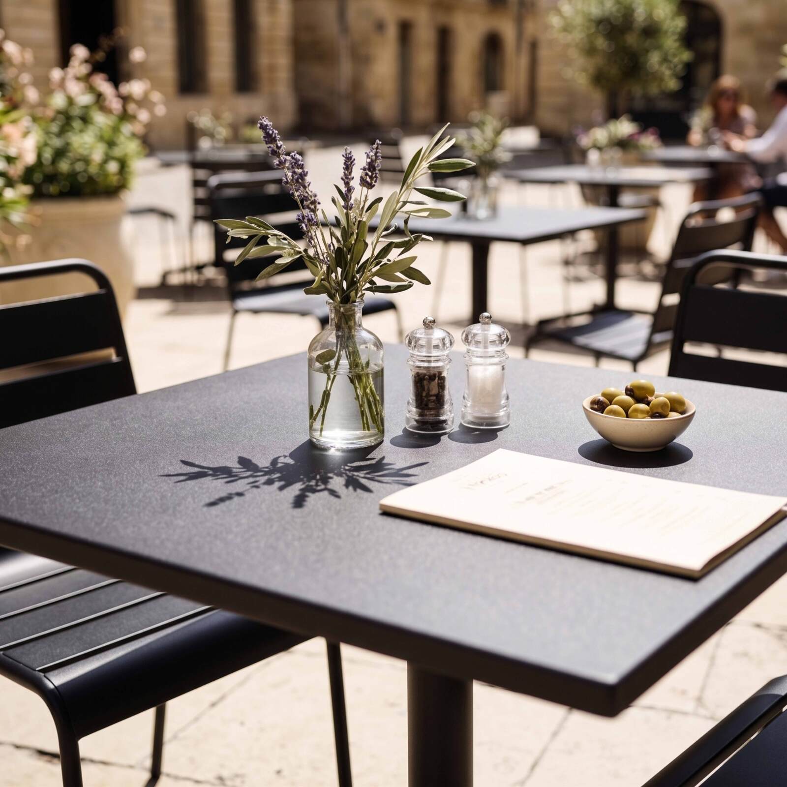 Gartentisch im Bistro-Stil, quadratisch, neigbar, aus Metall mit Einbaufuß, 70x70 cm, und 2 Stühle