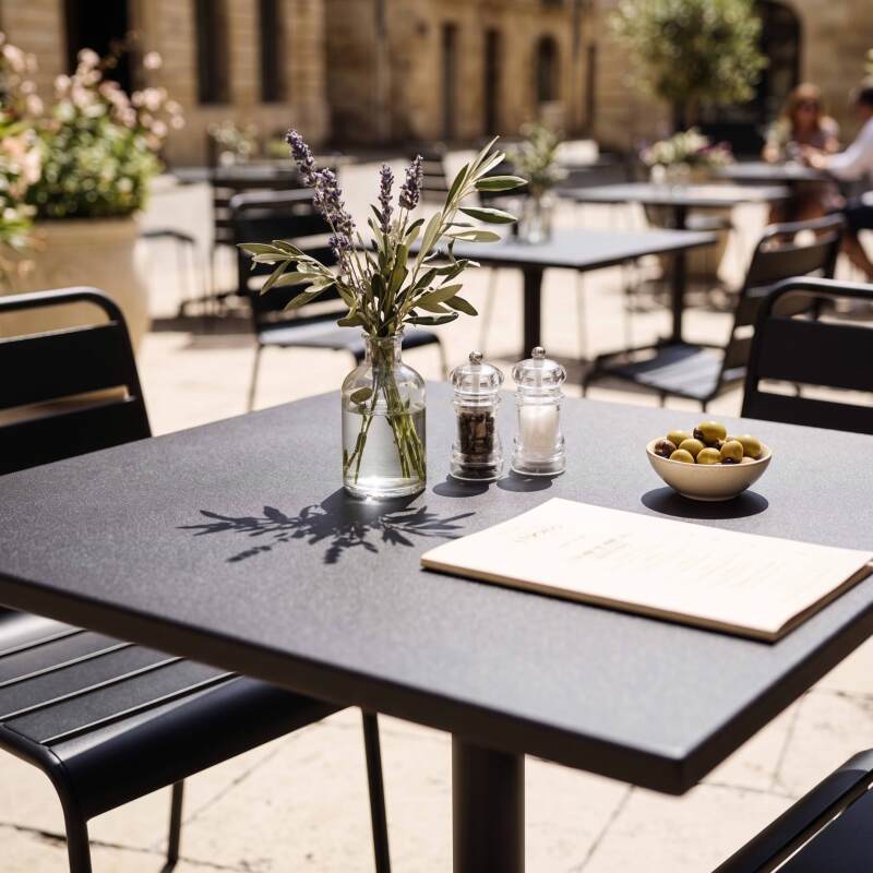 Gartentisch im Bistro-Stil, quadratisch, neigbar, aus Metall mit Einbaufuß, 70x70 cm, und 2 Stühle (6/7)