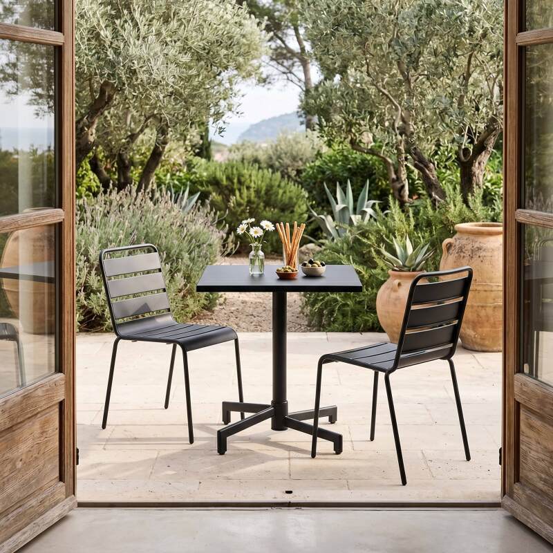 Gartentisch im Bistro-Stil, quadratisch, neigbar, aus Metall mit Einbaufuß, 70x70 cm, und 2 Stühle