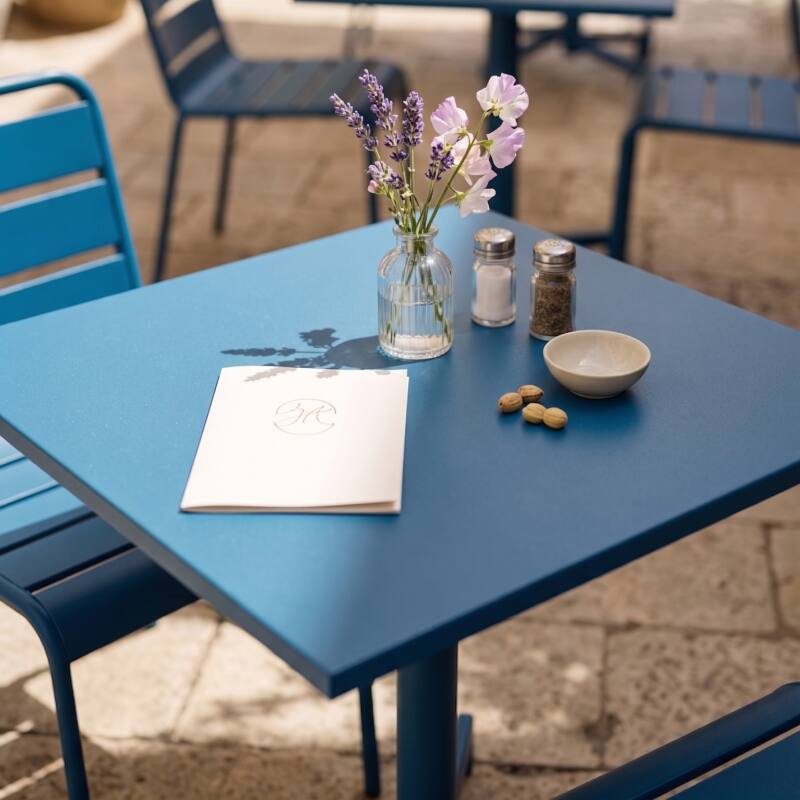 Gartentisch im Bistro-Stil, quadratisch, neigbar, aus Metall mit Einbaufuß, 70x70 cm, und 2 Stühle (7/8)