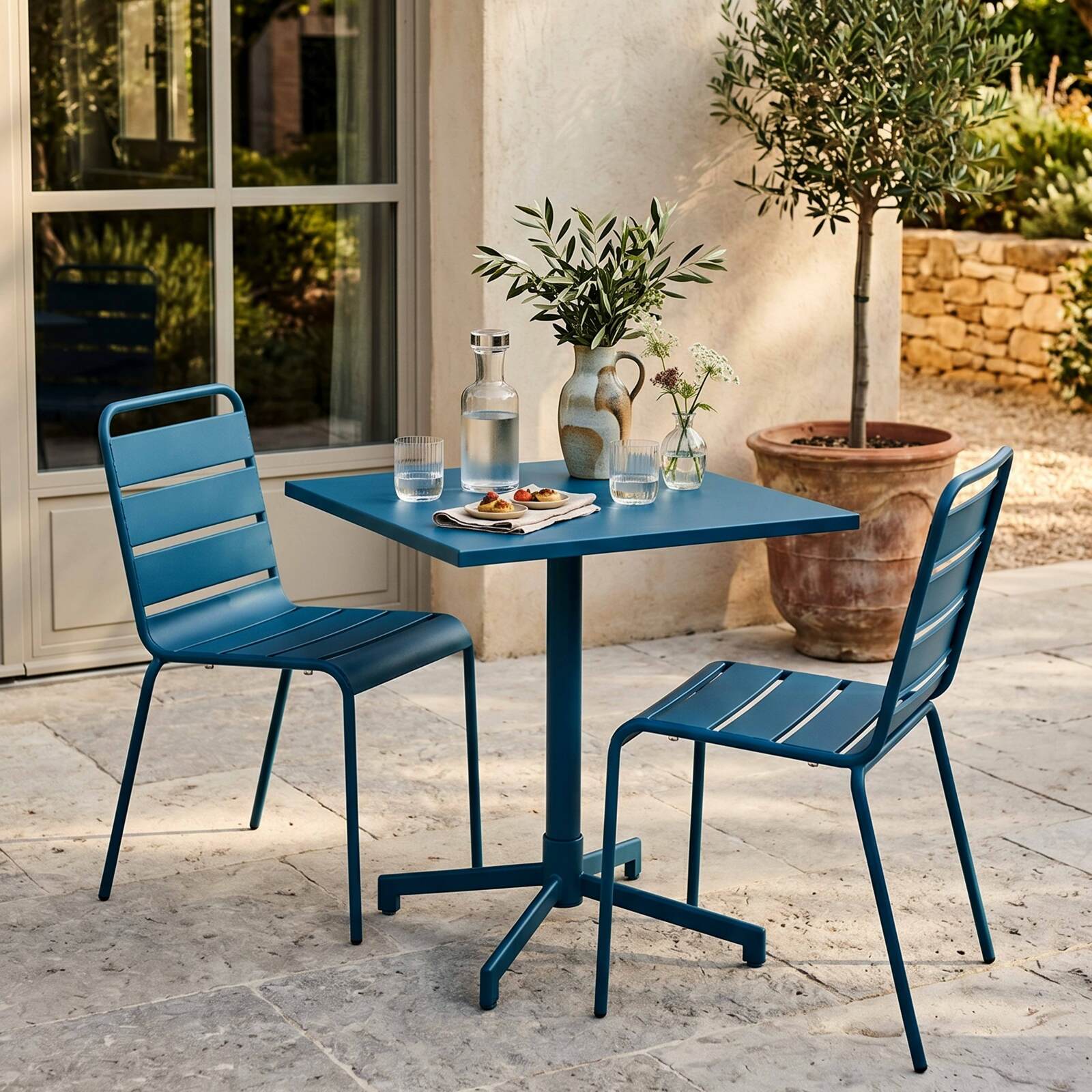 Gartentisch im Bistro-Stil, quadratisch, neigbar, aus Metall mit Einbaufuß, 70x70 cm, und 2 Stühle
