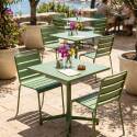 Gartentisch im Bistro-Stil, quadratisch, neigbar, aus Metall mit Einbaufuß, 70x70 cm, und 2 Stühle