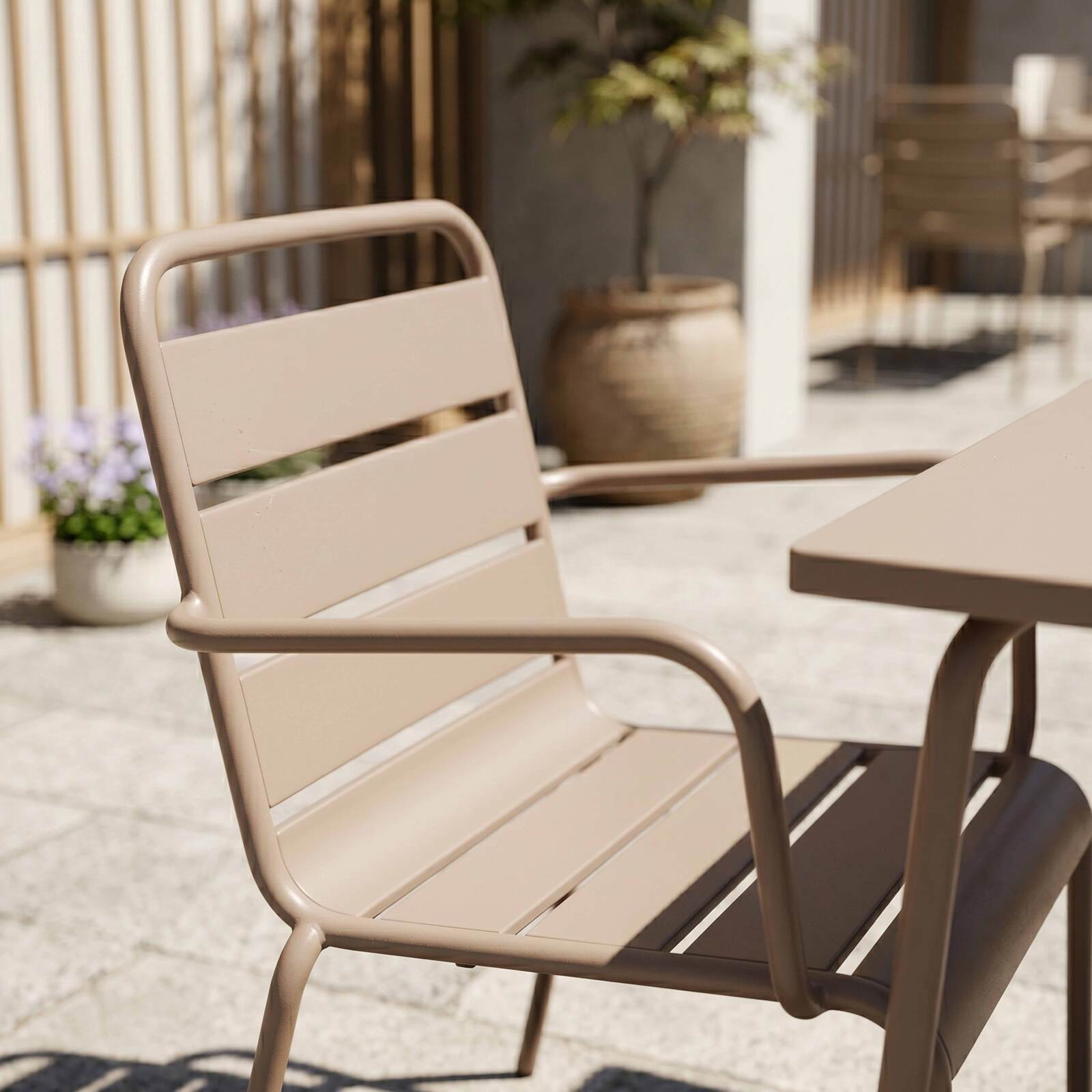 Gartentisch im Bistro-Stil, quadratisch, aus Metall, 70x70 cm, und 2 Stühle mit Armlehnen
