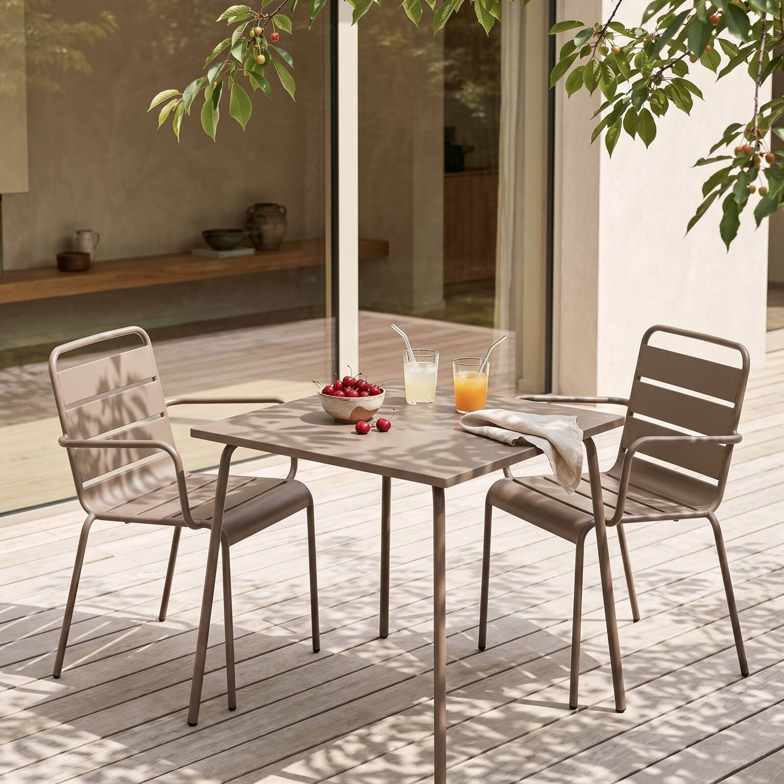 Gartentisch im Bistro-Stil, quadratisch, aus Metall, 70x70 cm, und 2 Stühle mit Armlehnen