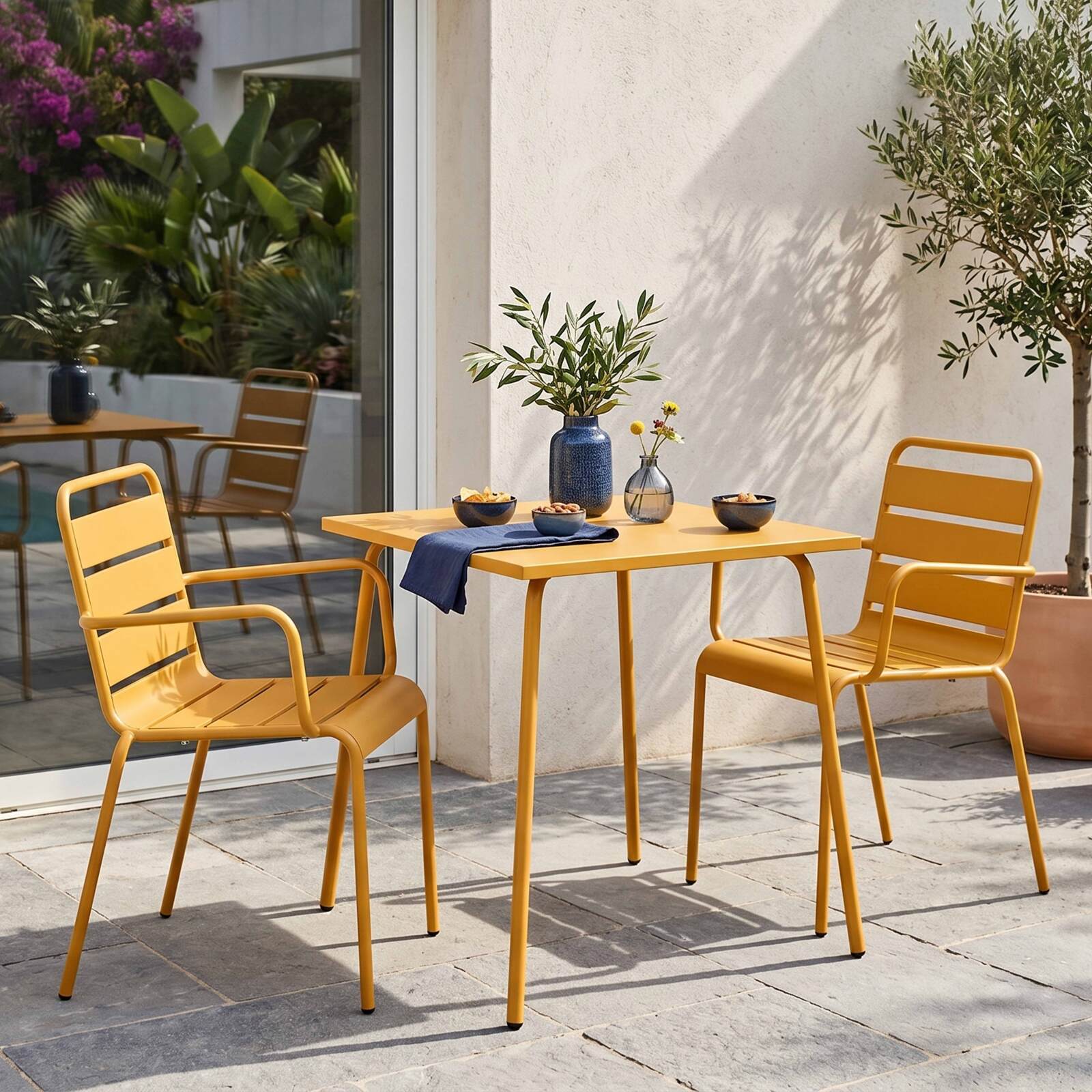 Gartentisch im Bistro-Stil, quadratisch, aus Metall, 70x70 cm, und 2 Stühle mit Armlehnen