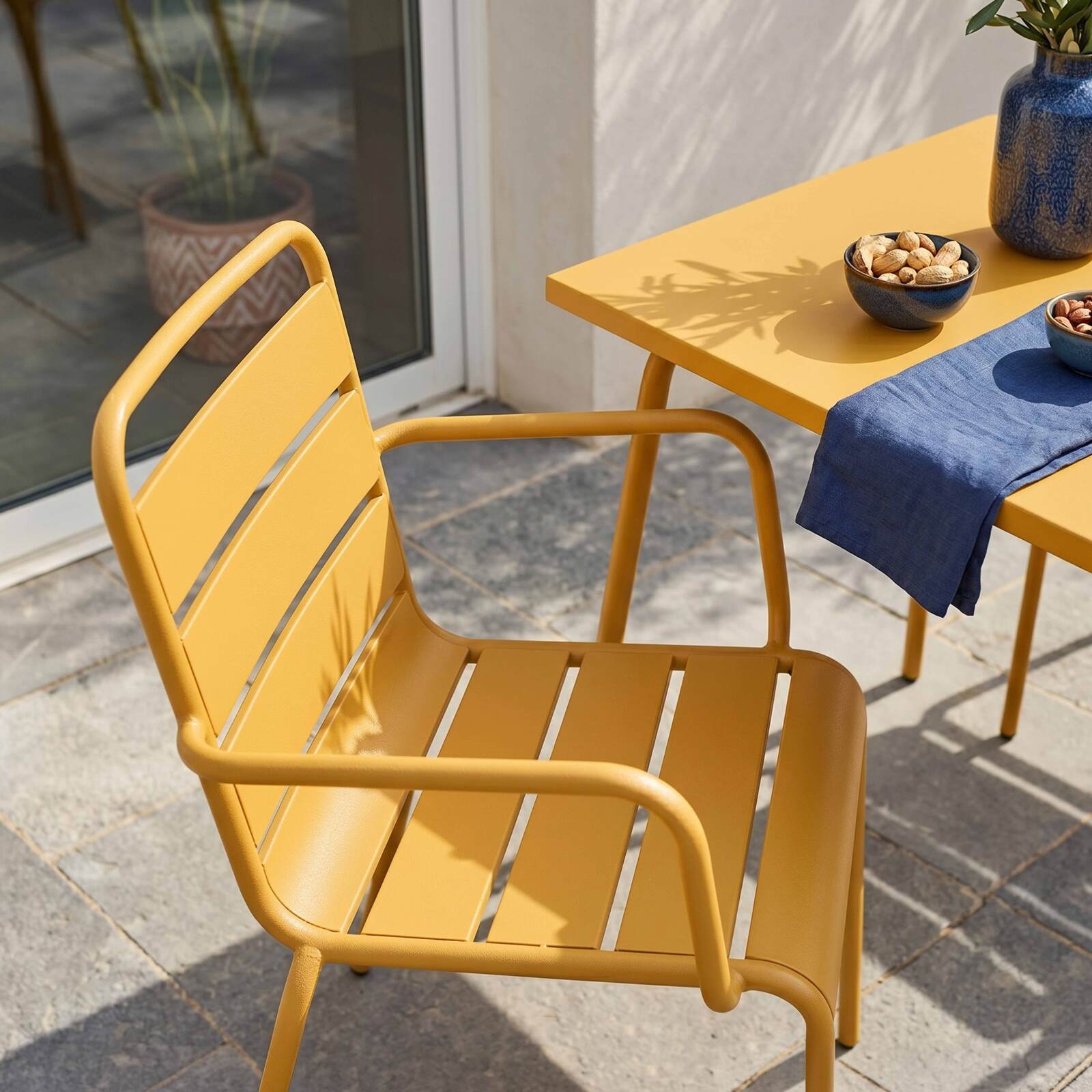 Gartentisch im Bistro-Stil, quadratisch, aus Metall, 70x70 cm, und 2 Stühle mit Armlehnen