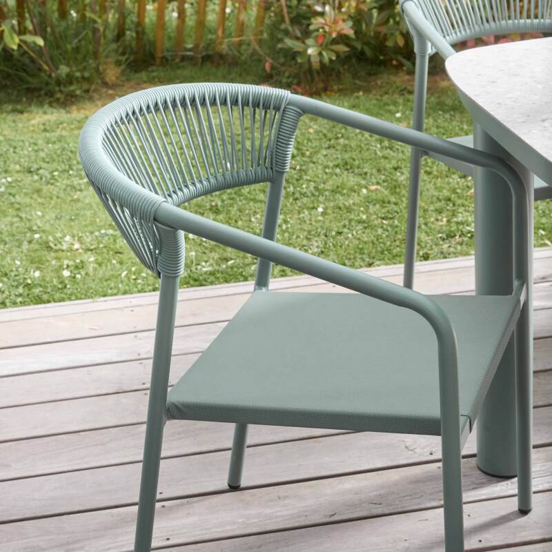 Gartenstuhl aus Aluminium und synthetischem Rattan mit Armlehnen