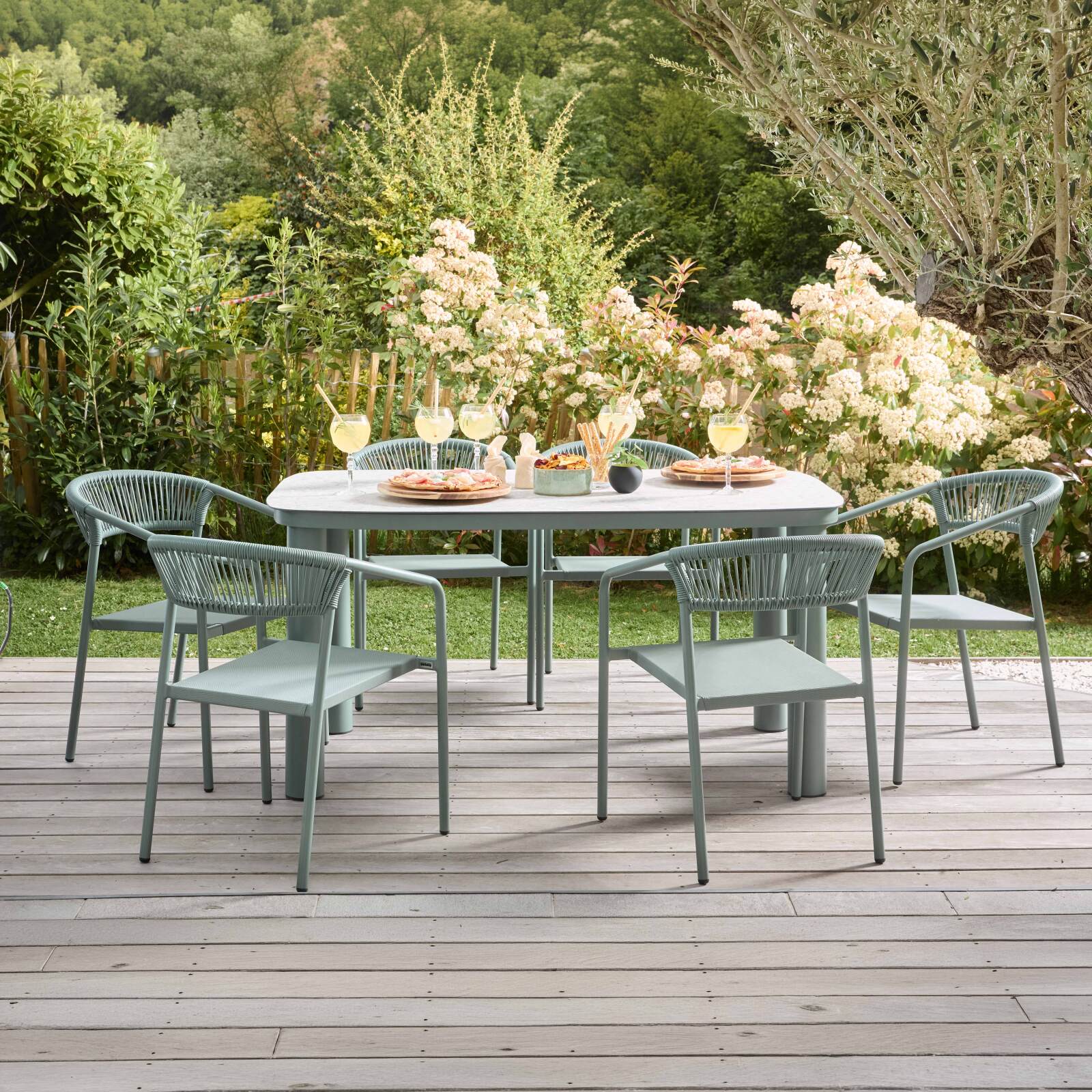 Gartenstuhl aus Aluminium und synthetischem Rattan mit Armlehnen