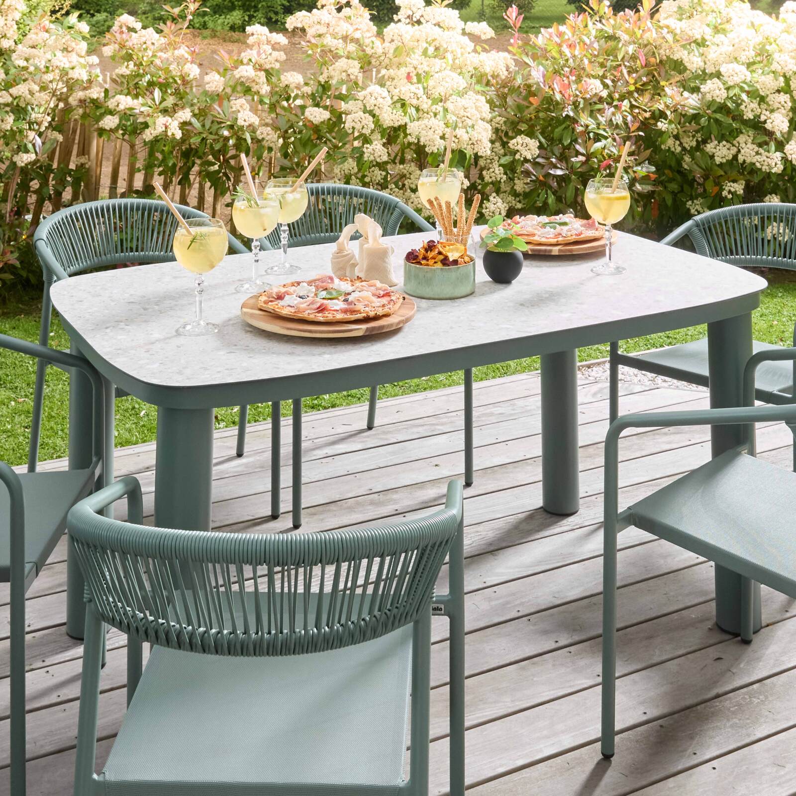 Gartenstuhl aus Aluminium und synthetischem Rattan mit Armlehnen