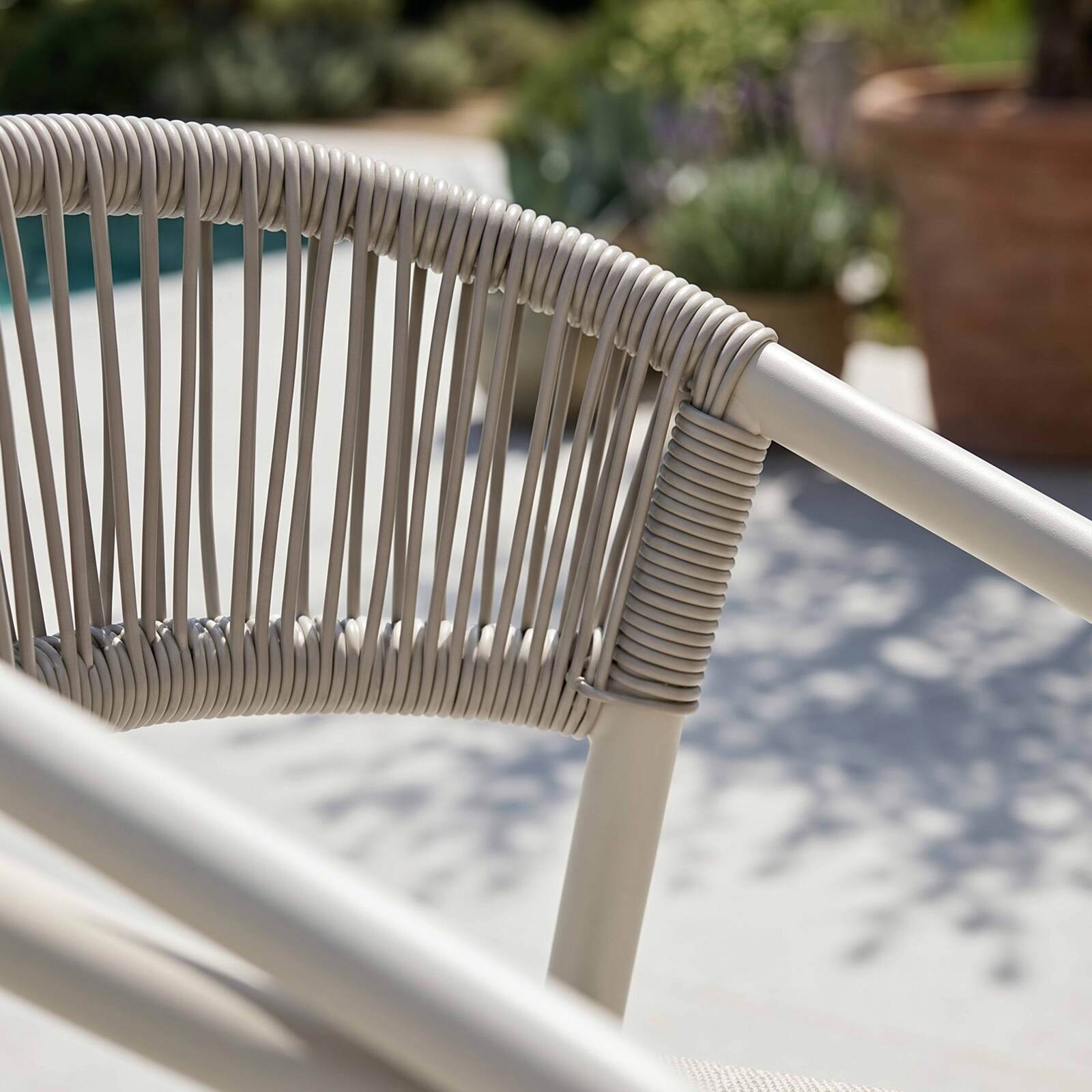 Gartenstuhl aus Aluminium und synthetischem Rattan mit Armlehnen