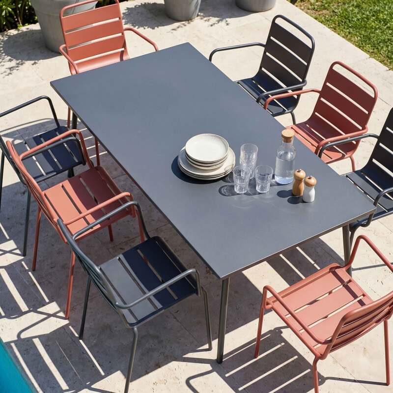 Gartentisch aus Metall, 180x90 cm, und 8 Stühle nicht übereinstimmend, mit Armlehnen (2/7)