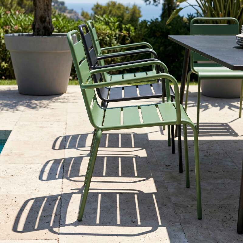 Gartentisch aus Metall, 180x90 cm, und 8 Stühle nicht übereinstimmend, mit Armlehnen (3/7)