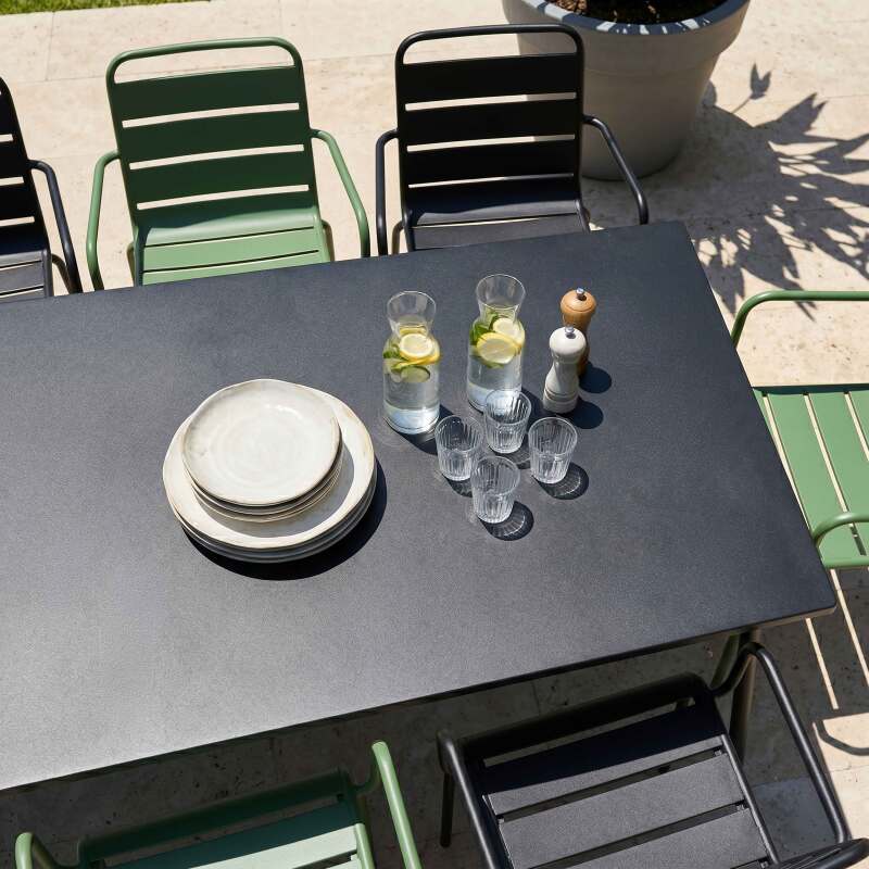 Gartentisch aus Metall, 180x90 cm, und 8 Stühle nicht übereinstimmend, mit Armlehnen (2/7)