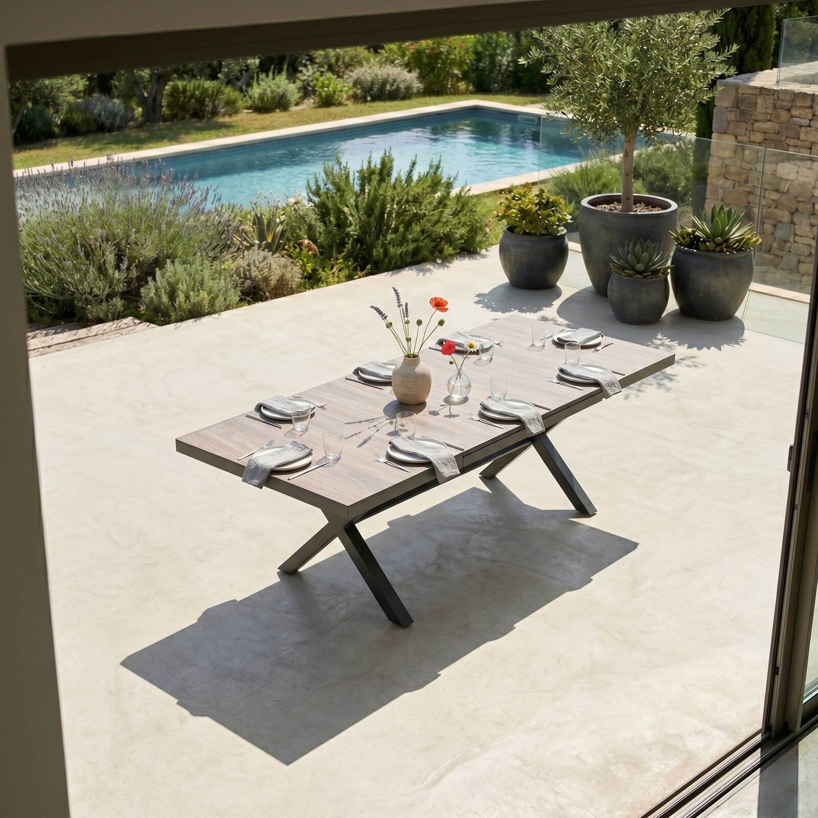 Ausziehbarer Gartentisch aus Aluminium und Keramik in Holzoptik, 200/260x100 cm, und 10 Stühle aus Textilene