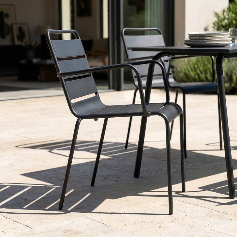 Gartentisch aus Metall, 120x70 cm, und 4 Stühle mit Armlehnen (3/7)