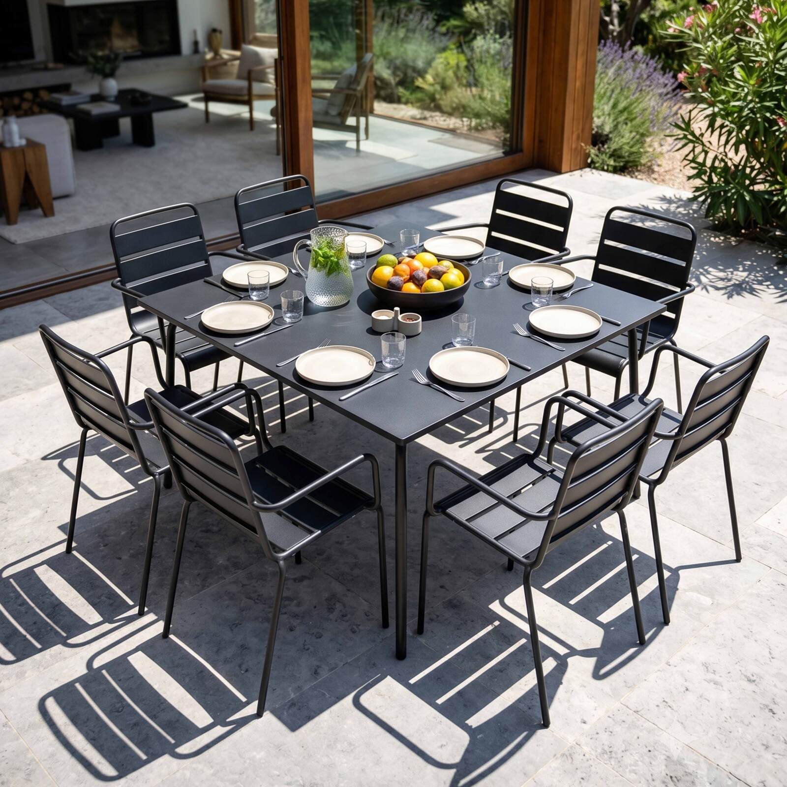 Quadratischer Gartentisch aus Metall, 120x120 cm, und 8 Stühle mit Armlehnen