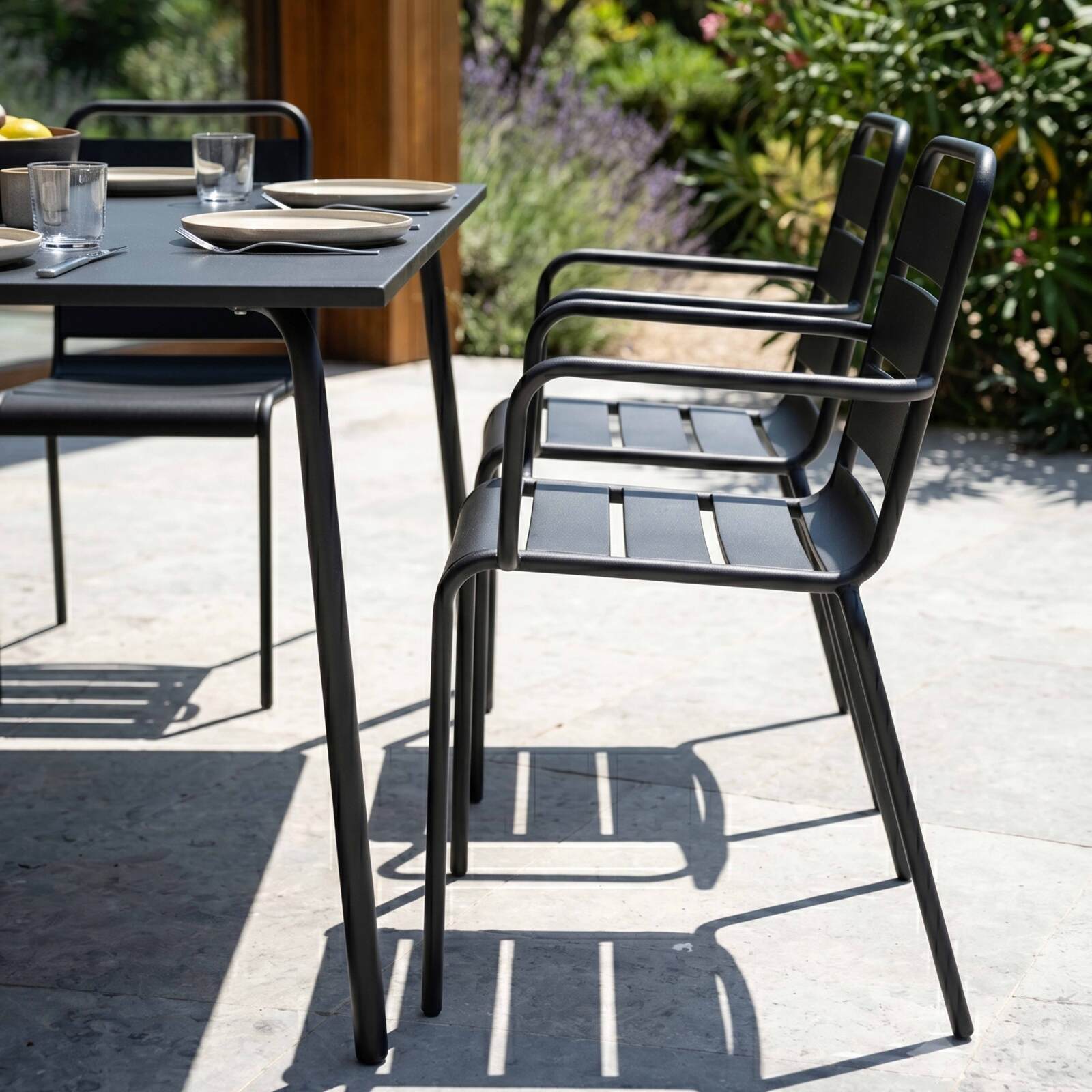 Quadratischer Gartentisch aus Metall, 120x120 cm, und 8 Stühle mit Armlehnen