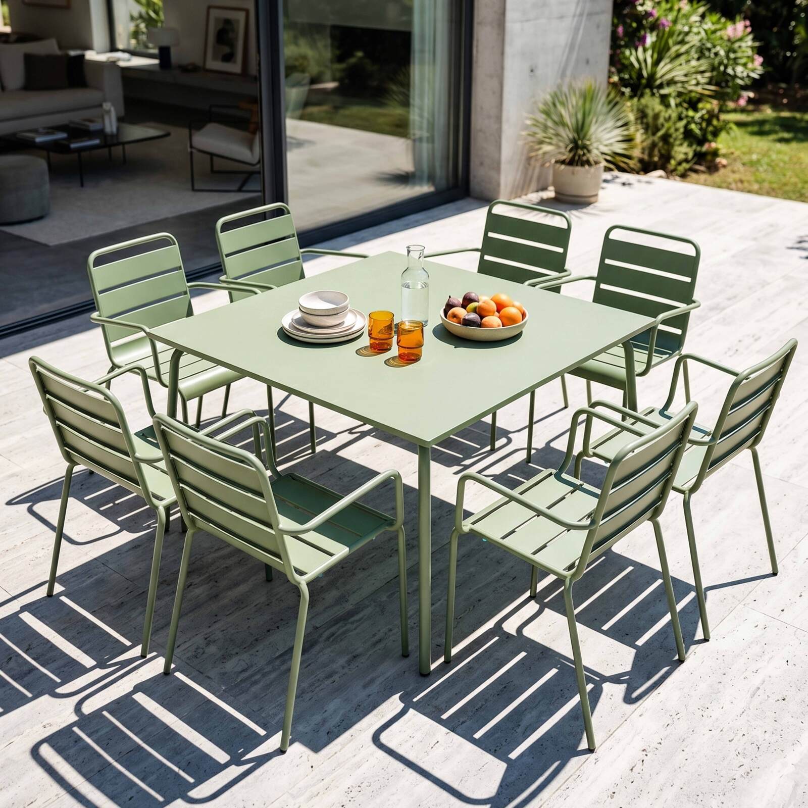 Quadratischer Gartentisch aus Metall, 120x120 cm, und 8 Stühle mit Armlehnen