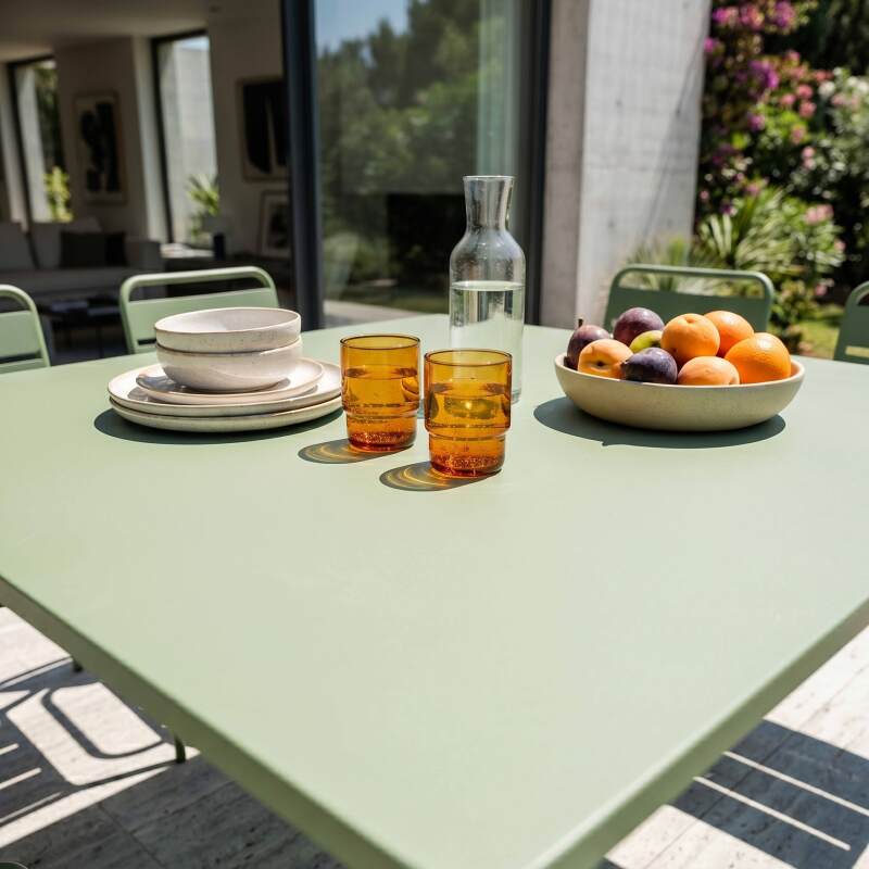 Quadratischer Gartentisch aus Metall, 120x120 cm, und 8 Stühle mit Armlehnen (2/7)