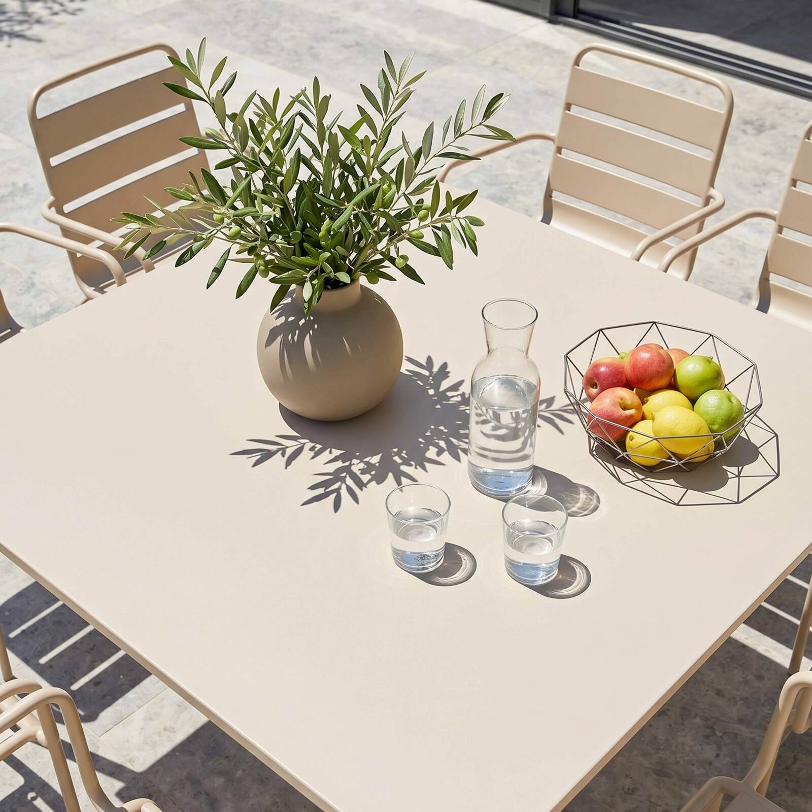 Quadratischer Gartentisch aus Metall, 120x120 cm, und 8 Stühle mit Armlehnen