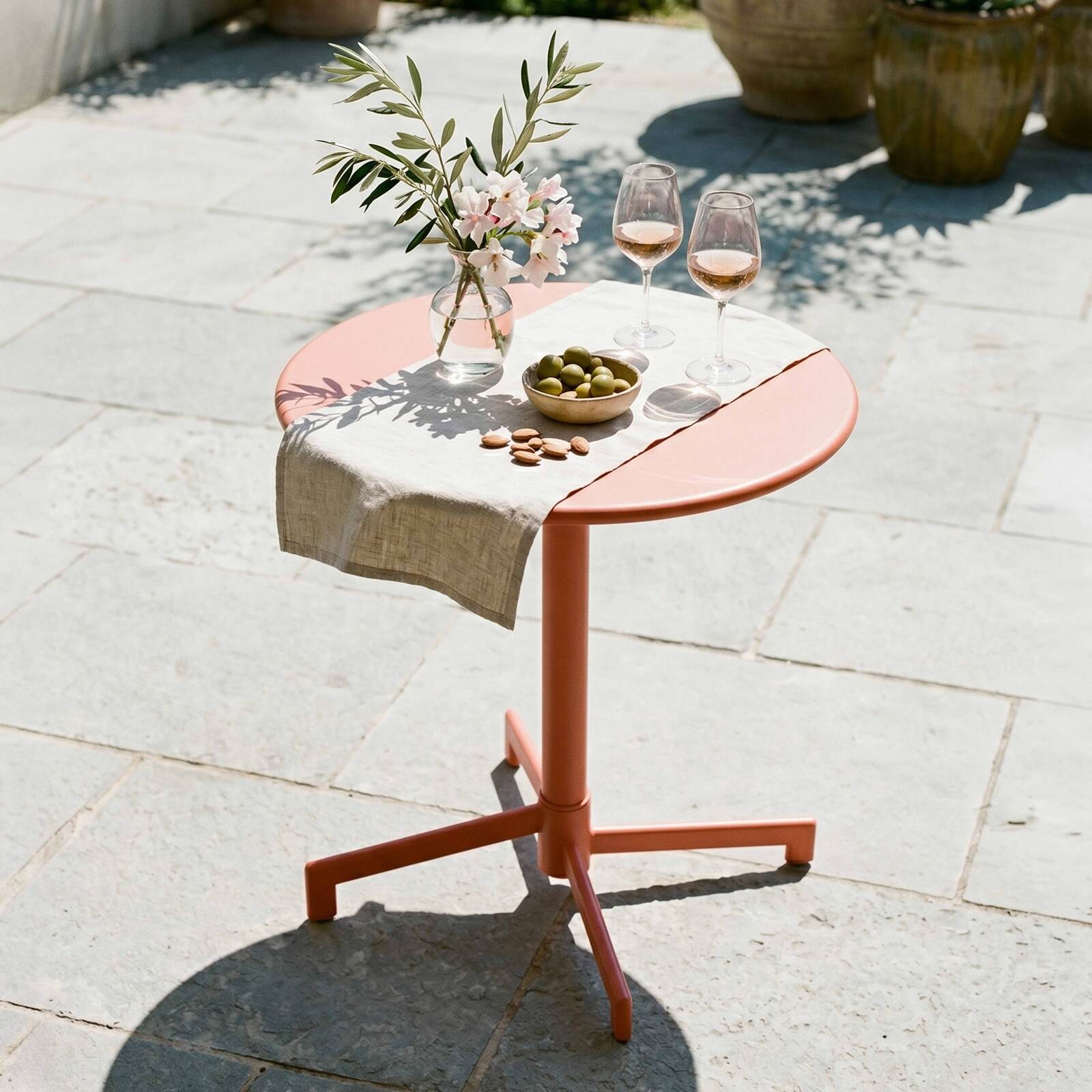 Gartentisch im Bistro-Stil, rund, neigbar, aus Metall mit Einbaufuß, 70x70 cm, und 2 Stühle mit Armlehnen