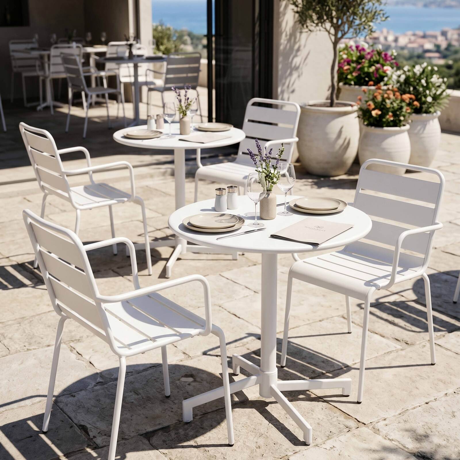 Gartentisch im Bistro-Stil, rund, neigbar, aus Metall mit Einbaufuß, 70x70 cm, und 2 Stühle mit Armlehnen