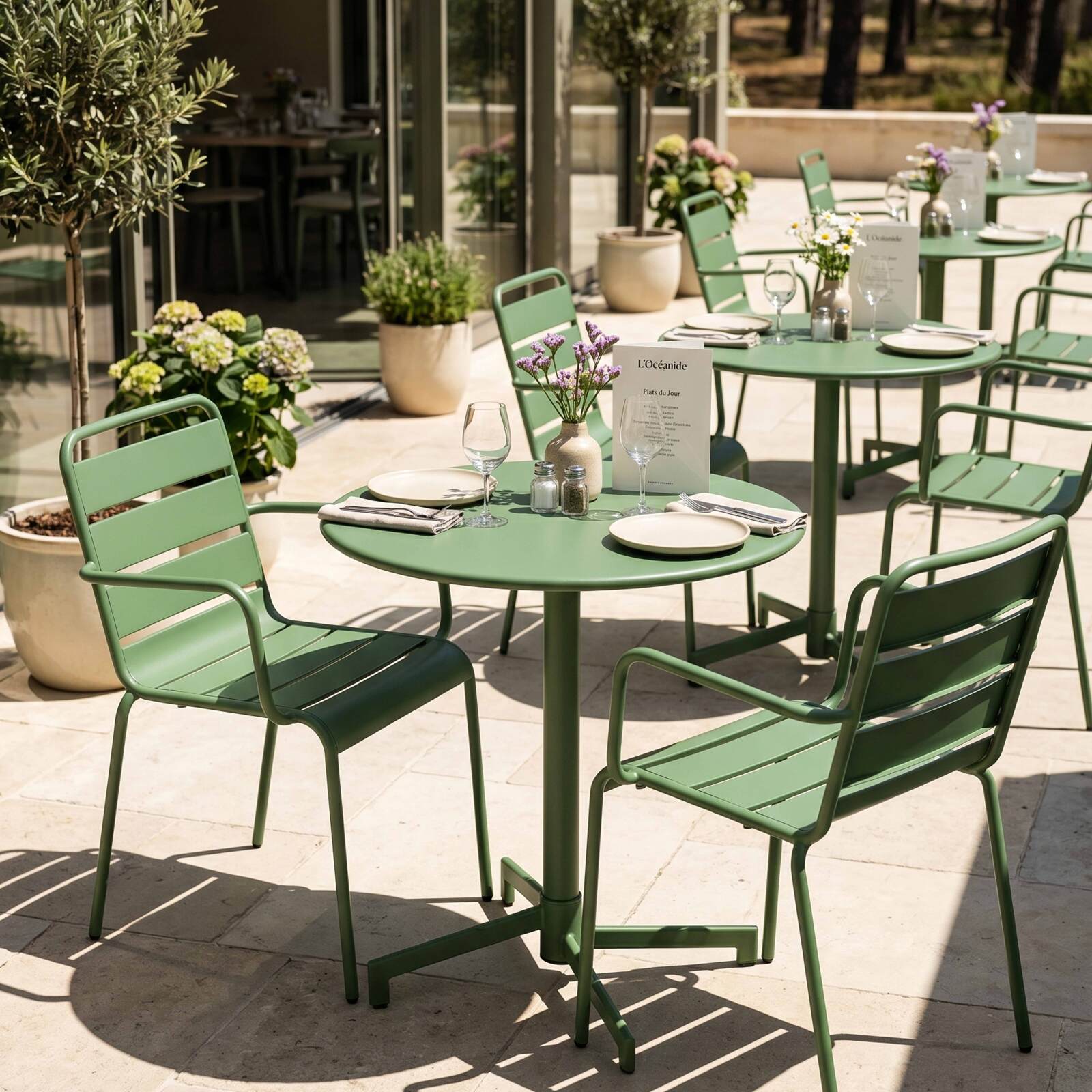 Gartentisch im Bistro-Stil, rund, neigbar, aus Metall mit Einbaufuß, 70x70 cm, und 2 Stühle mit Armlehnen