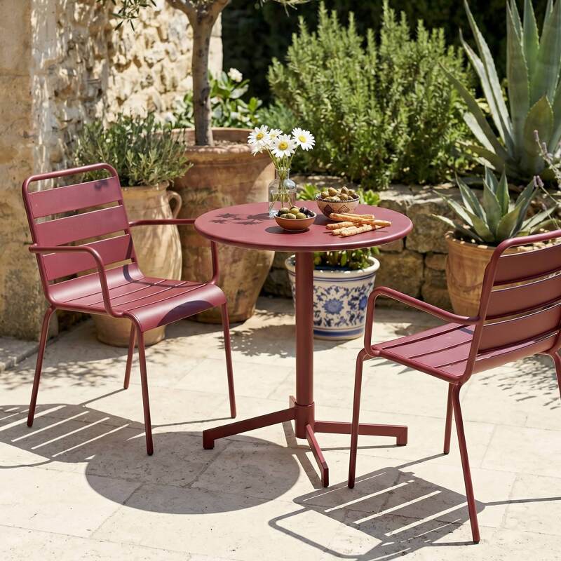 Gartentisch im Bistro-Stil, rund, neigbar, aus Metall mit Einbaufuß, 70x70 cm, und 2 Stühle mit Armlehnen