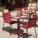 Gartentisch im Bistro-Stil, rund, neigbar, aus Metall mit Einbaufuß, 70x70 cm, und 2 Stühle mit Armlehnen