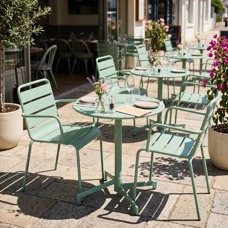 Gartentisch im Bistro-Stil, rund, neigbar, aus Metall mit Einbaufuß, 70x70 cm, und 2 Stühle mit Armlehnen (6/10)