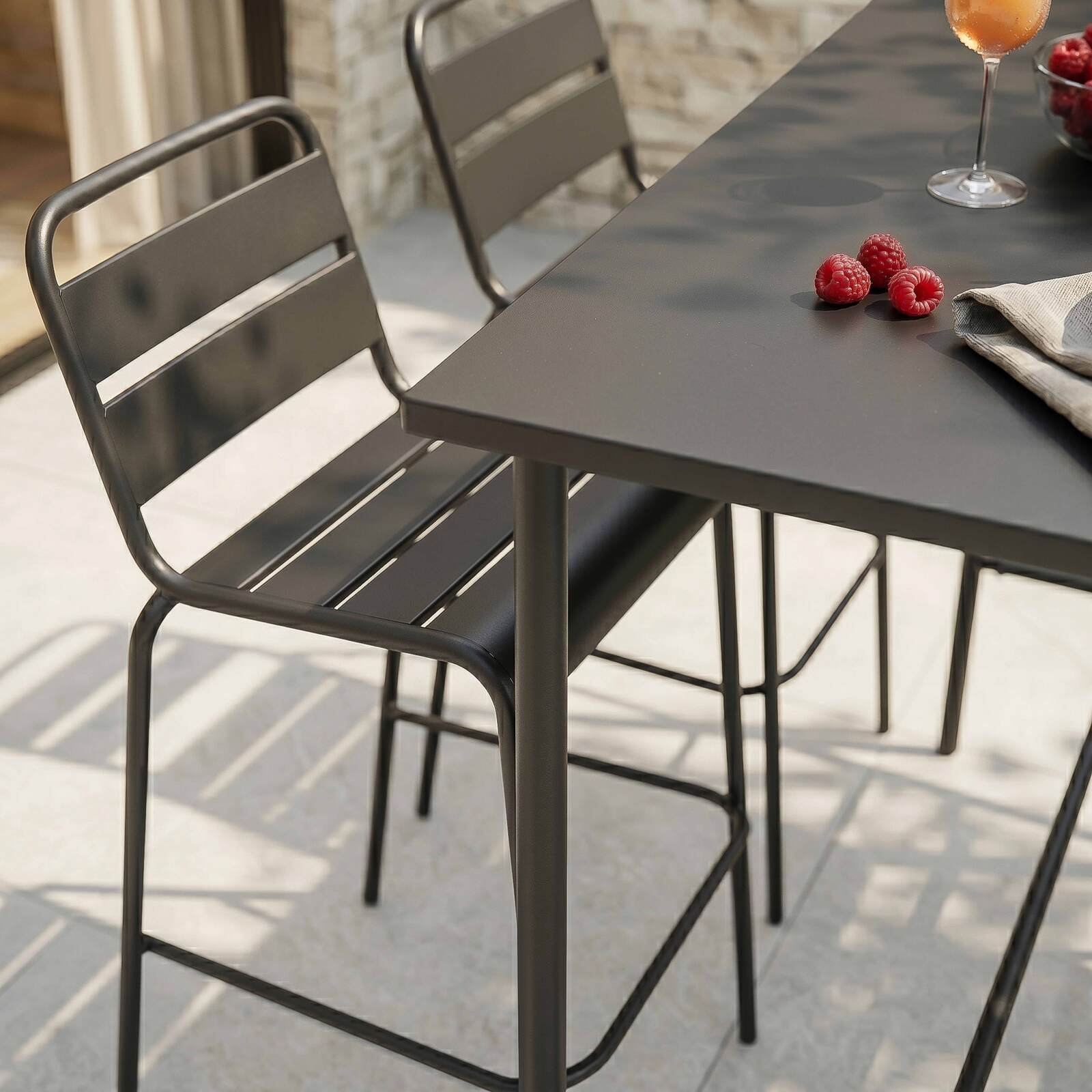 Garten-Hochtisch aus Metall, 120x60 cm, und 4 Hochstühle