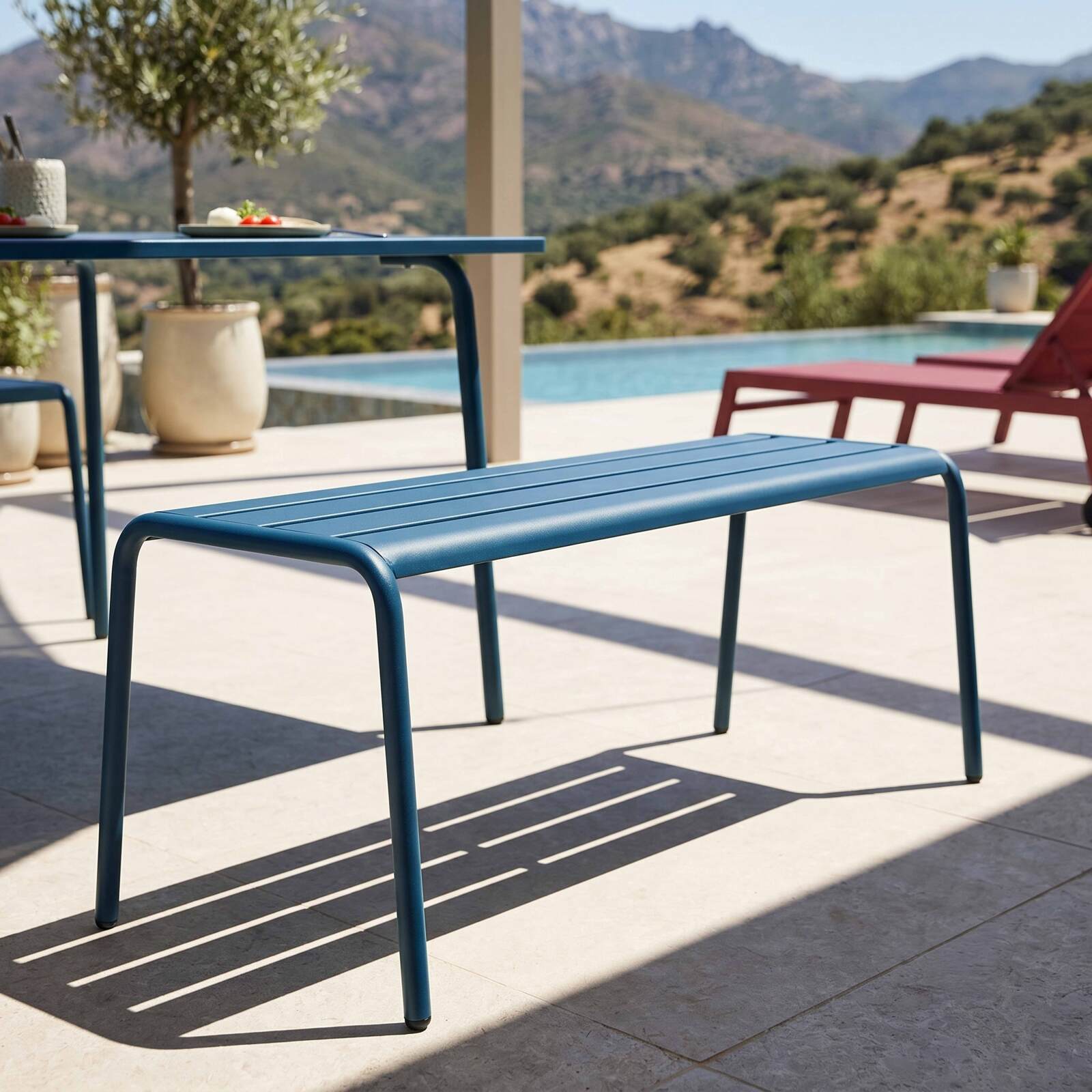 Quadratischer Gartentisch aus Metall, 120x120 cm, und 4 Bänke
